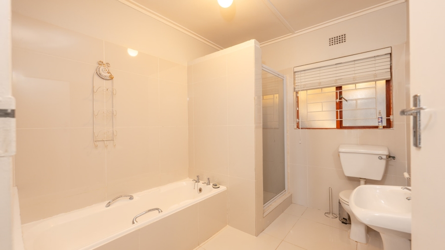 To Let 5 Bedroom Property for Rent in Struisbaai Western Cape
